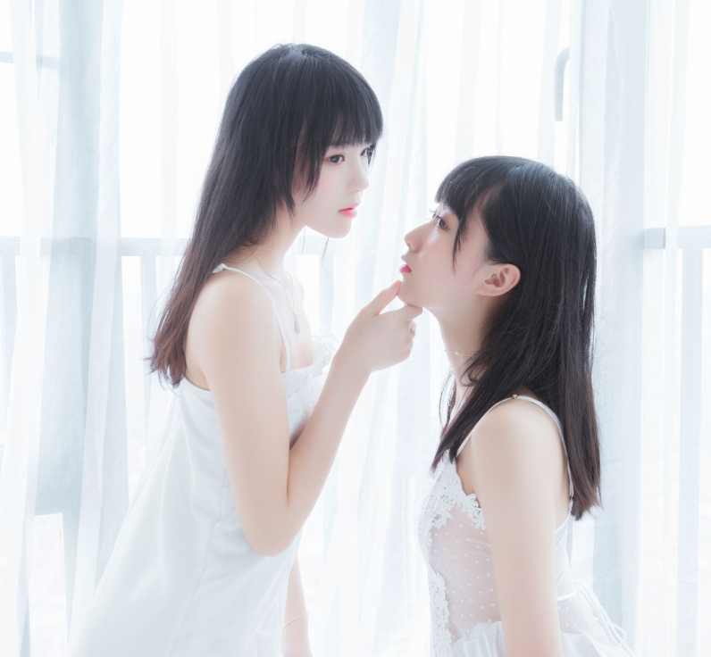 木绵绵OwO与樱桃喵《朝(白裙×白裙)》写真赏析：双倍纯白暴击，这波清晨福利绝了 第2张