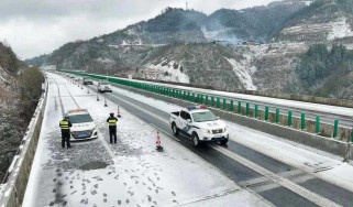 暴雪致高速瘫痪车主被困十小时 暴雪为交通带来哪些隐患