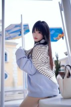 樱桃喵私影新作《蓝》：浅蓝卫衣搭配白丝长袜，清纯学妹风氛围感爆棚！