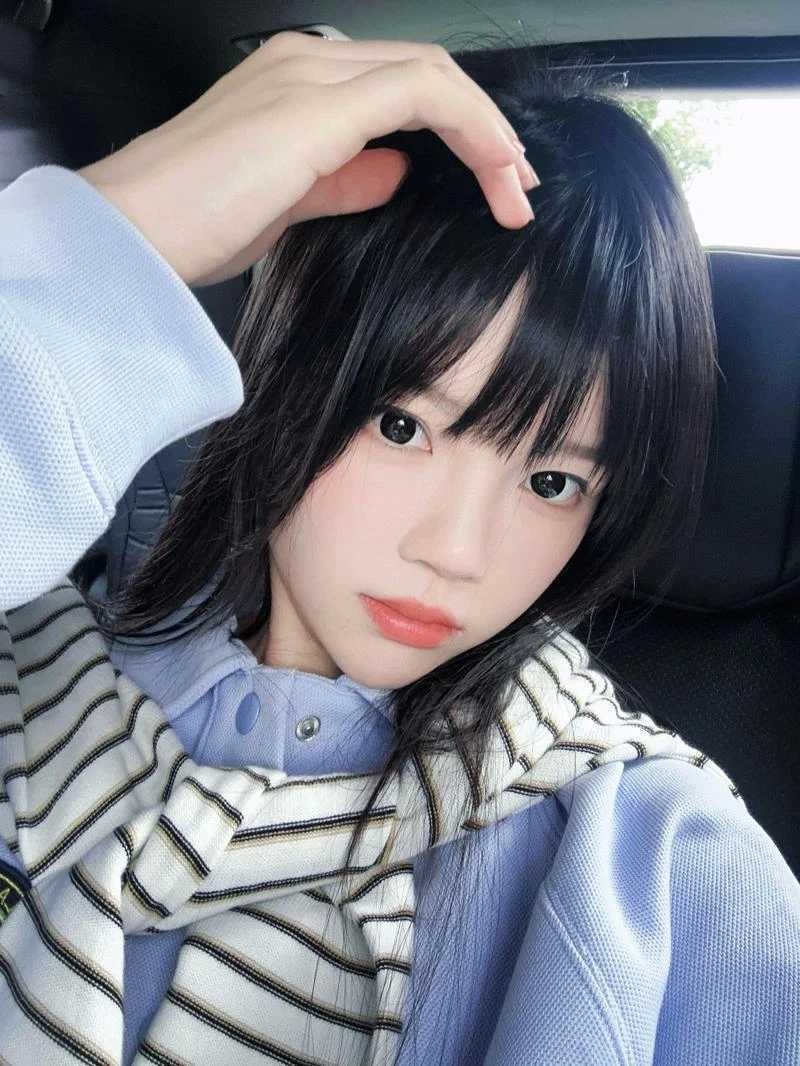 樱桃喵私影新作《蓝》：浅蓝卫衣搭配白丝长袜，清纯学妹风氛围感爆棚！ 第3张